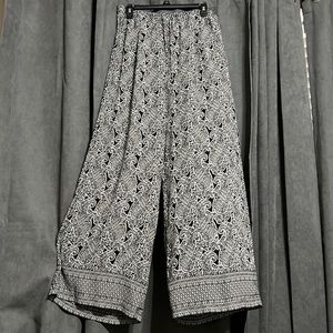 Zac & Rachel Palazzo Pants. Large. Black and paisley design.